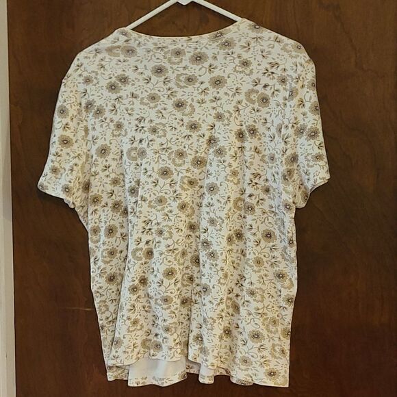 Large Basic Editions Fliral Print Short Sleeve Top - Picture 5 of 5